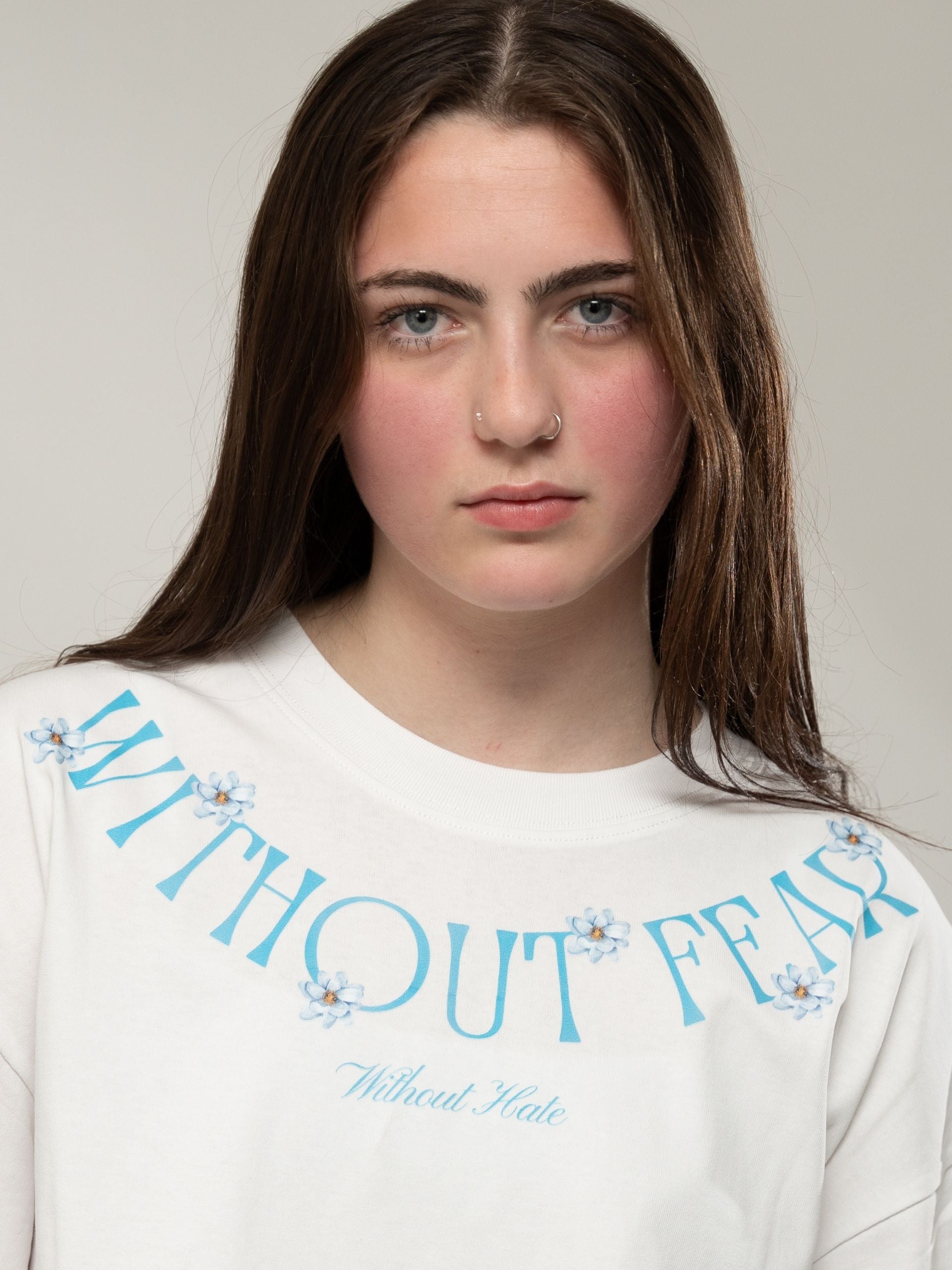 WITHOUTFEARWITHOUTHATE_OVERSIZED_tshirt_bloom_white_NOTBASIC_FRONT_closeup