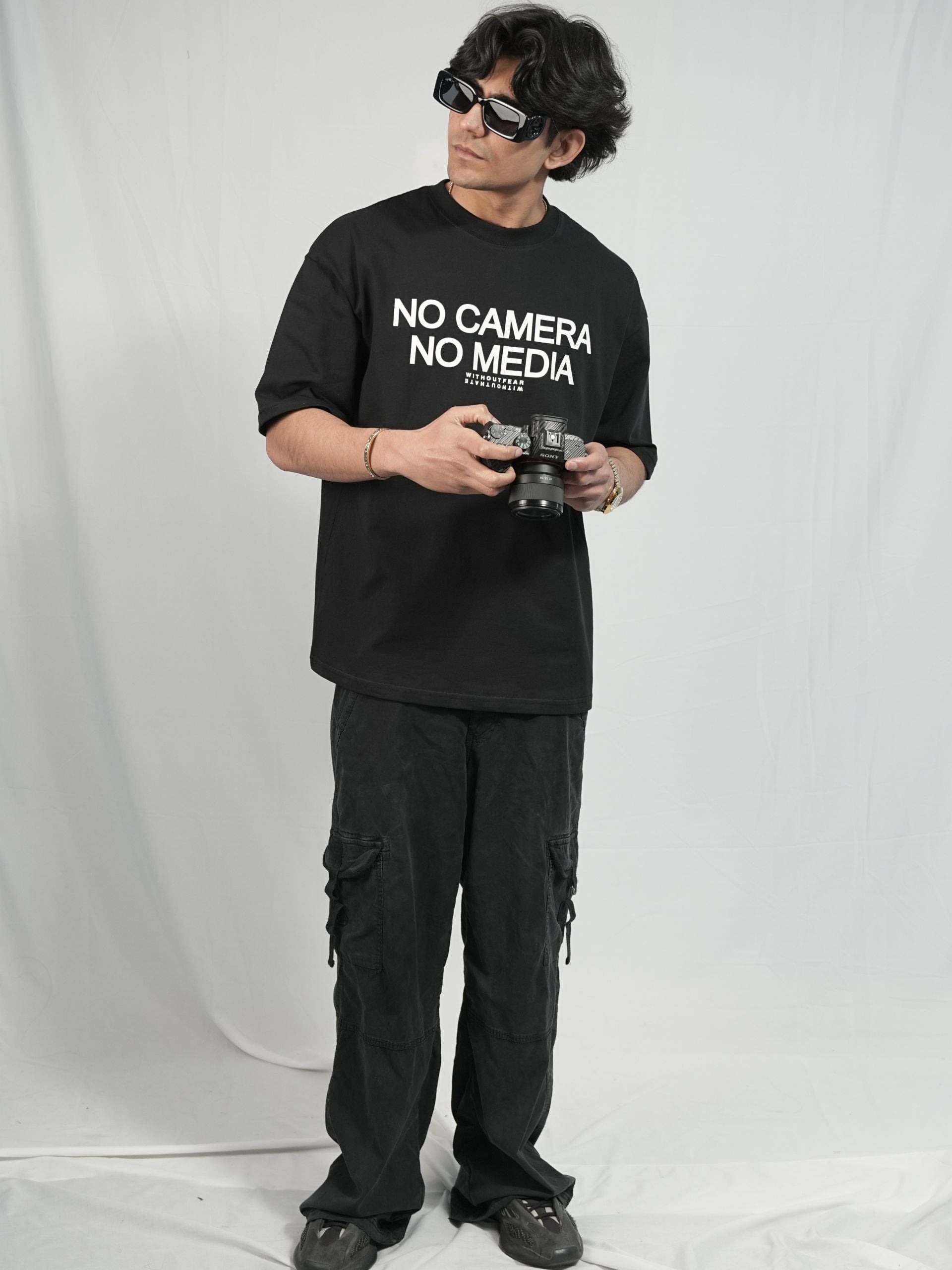  Analyzing image     nocamera_nomedia_digitaldetox_oversized_tshirt_black_wide_front